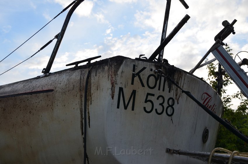Feuer 1 Yacht explodiert Koeln Muelheim Hafen Muelheim P106.JPG
